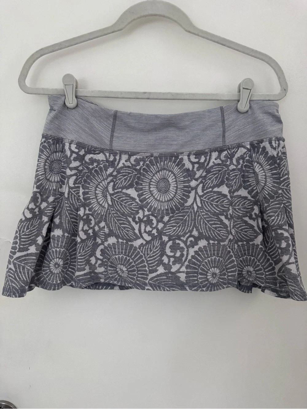 lululemon athletica Gray Floral Skater Skort M (8)